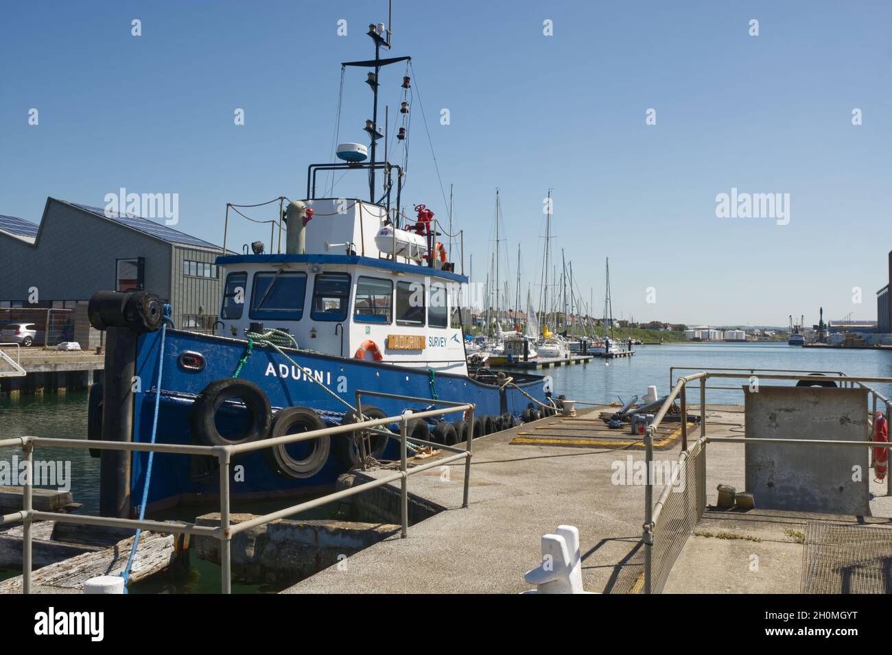 Port et port de Shoreham dans West Sussex, Angleterre.Avec Adurni - navire de surveillance amarré par verrou Banque D'Images