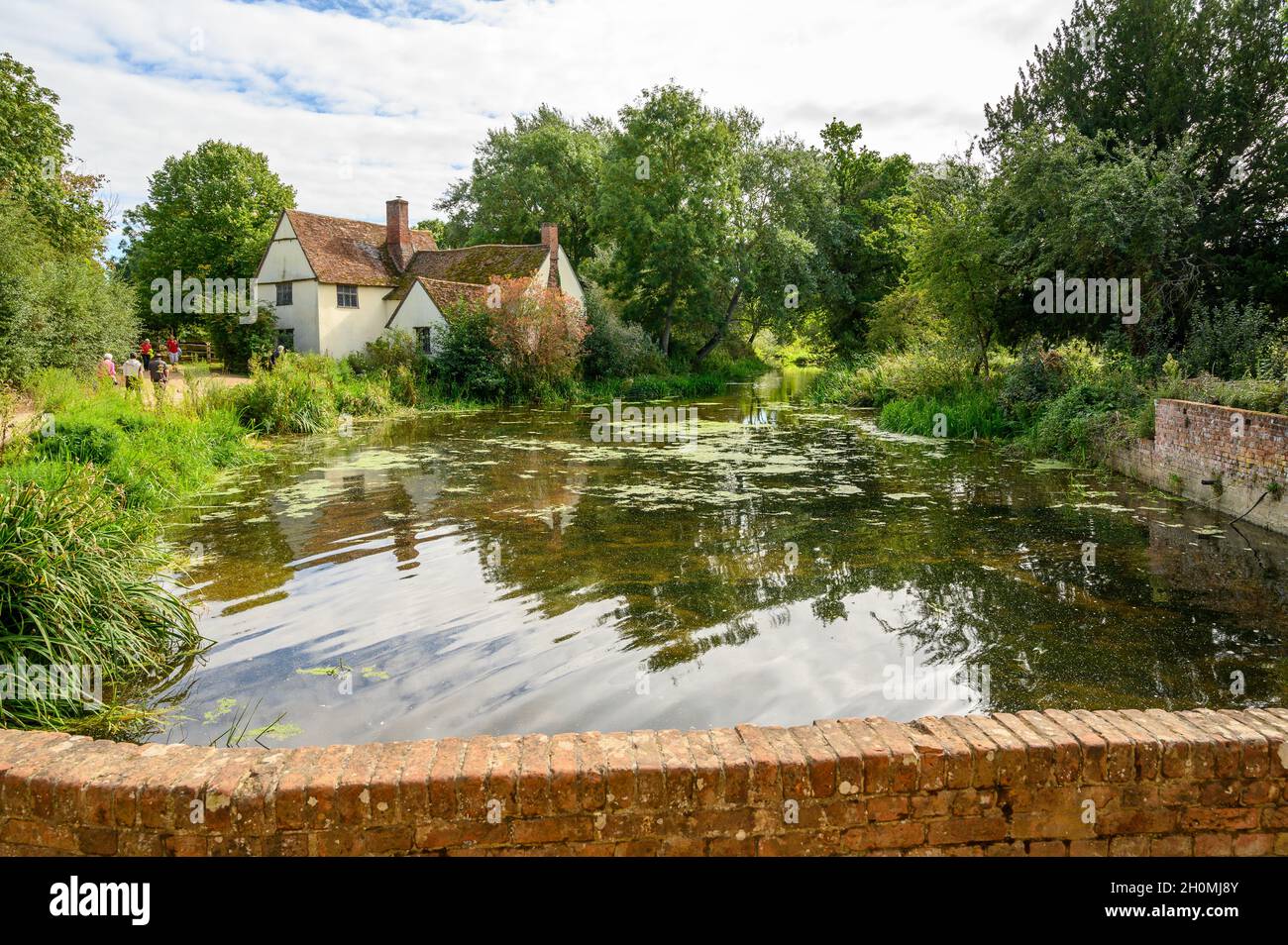 Willy Lott House et le fleuve Stour vus de Flatford Mill, Suffolk, Angleterre. Banque D'Images