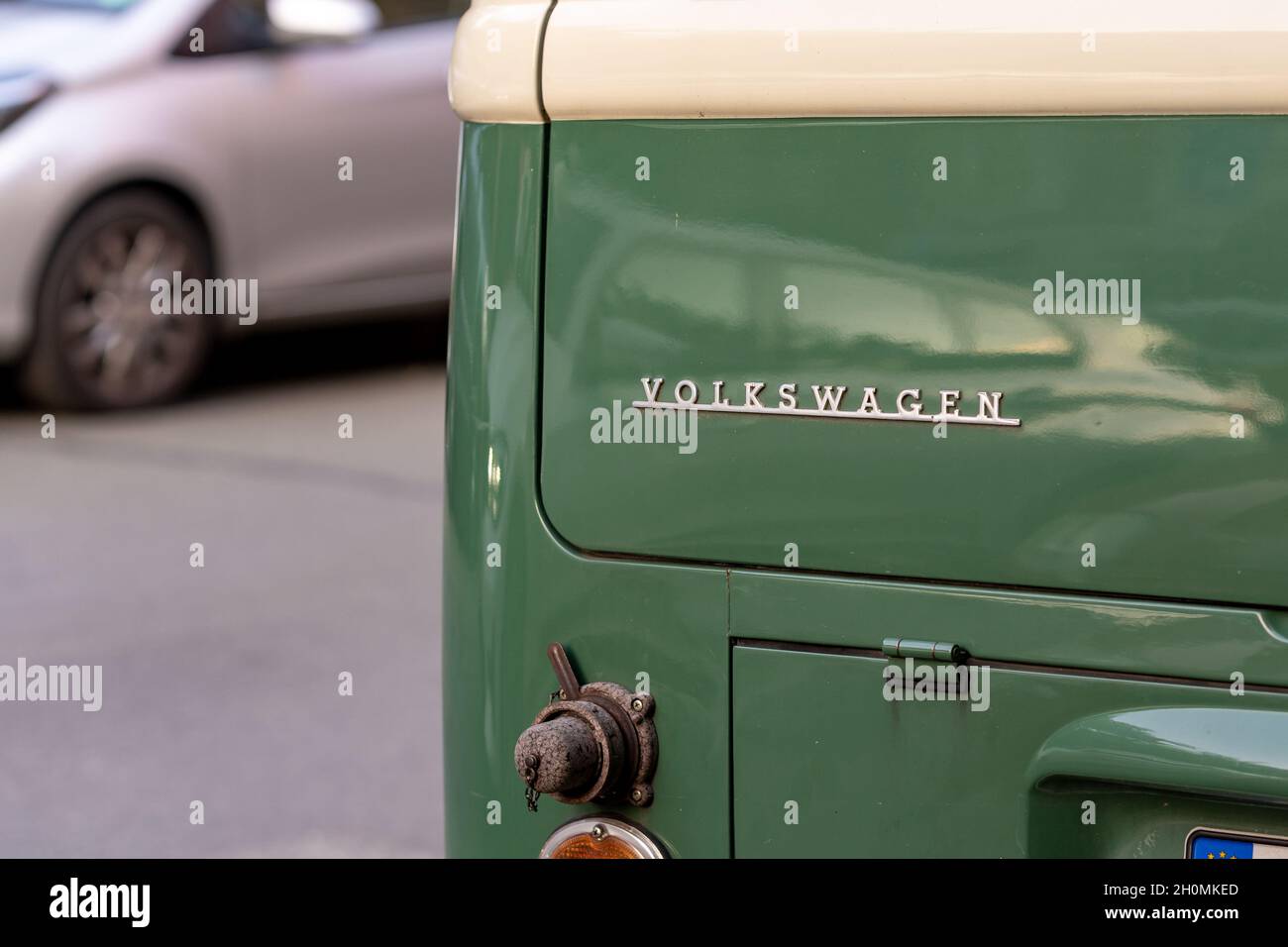 BERLIN, ALLEMAGNE - 08 octobre 2021 : panneau Volkswagen d'époque sur un vieux bus vert VW.Concept rétro de mobilité. Banque D'Images