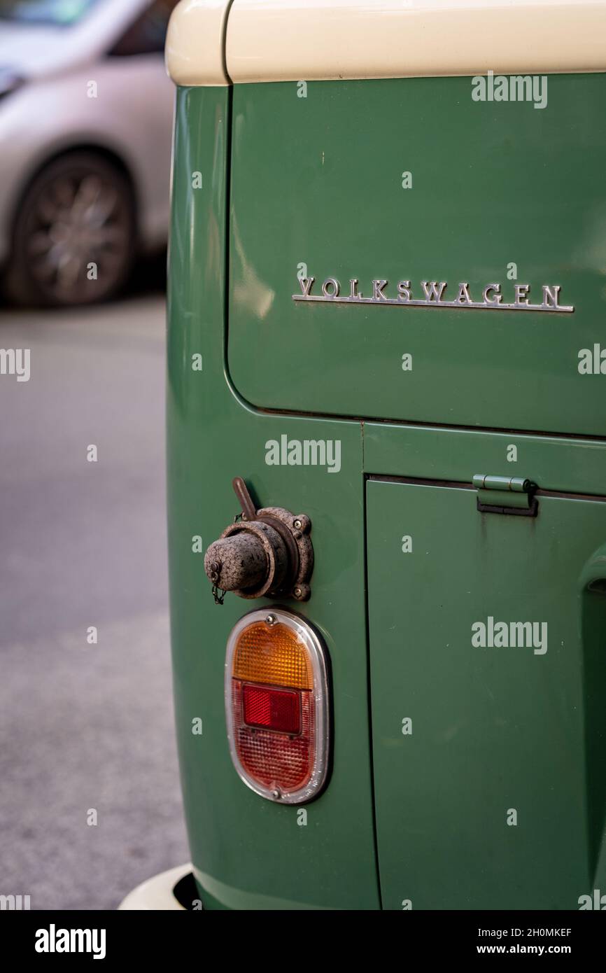 BERLIN, ALLEMAGNE - 08 octobre 2021 : panneau Volkswagen d'époque sur un vieux bus vert VW.Concept rétro de mobilité. Banque D'Images