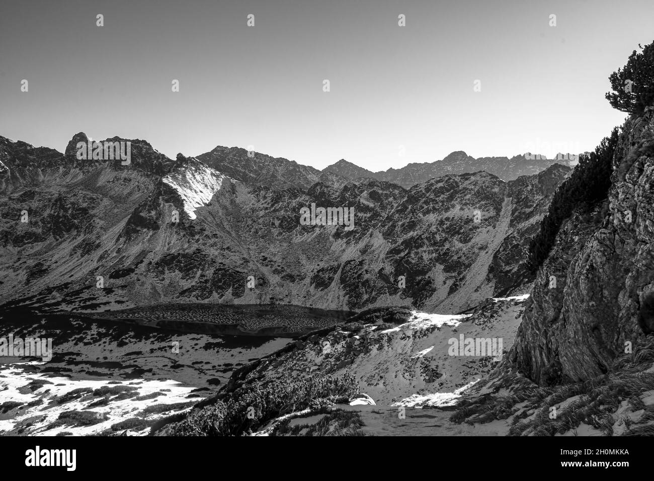 Vue d'hiver sur la vallée des cinq lacs, ou Dolina Pieciu Stawow dans les montagnes Tatra, en Pologne Banque D'Images