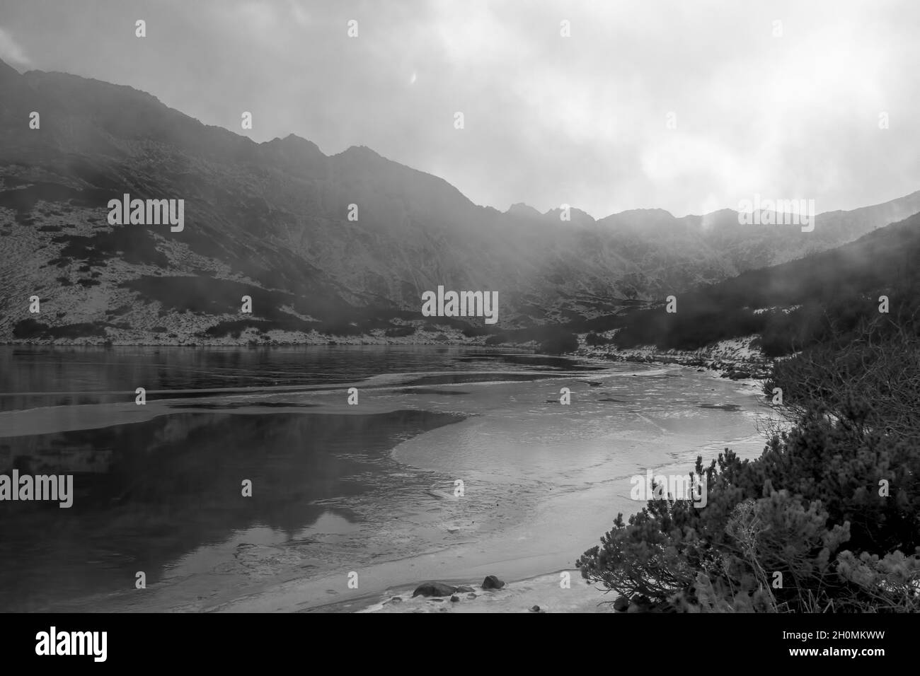 Vue d'hiver sur la vallée des cinq lacs, ou Dolina Pieciu Stawow dans les montagnes Tatra, en Pologne Banque D'Images