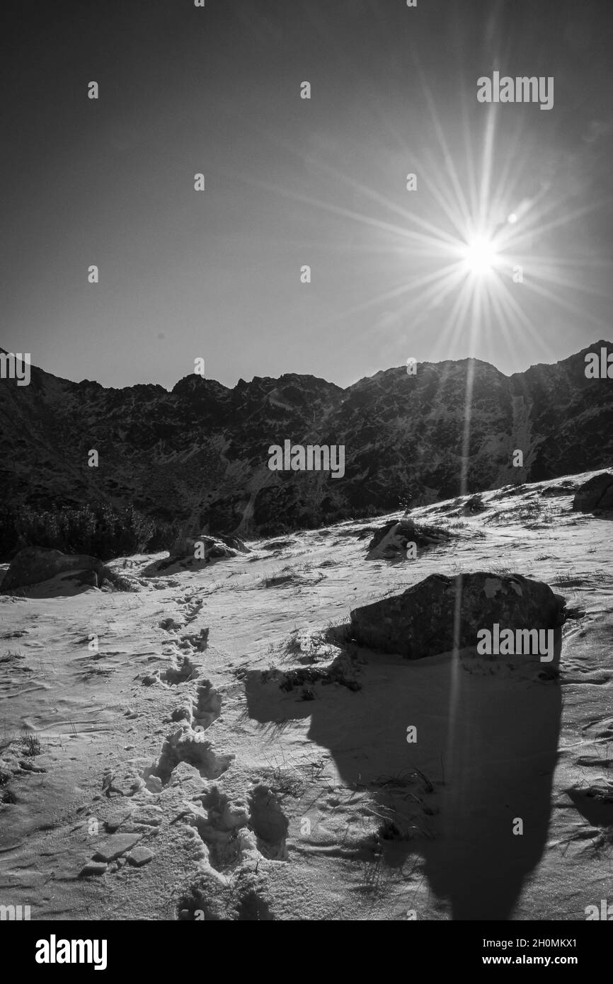 Vue d'hiver sur la vallée des cinq lacs, ou Dolina Pieciu Stawow dans les montagnes Tatra, en Pologne Banque D'Images