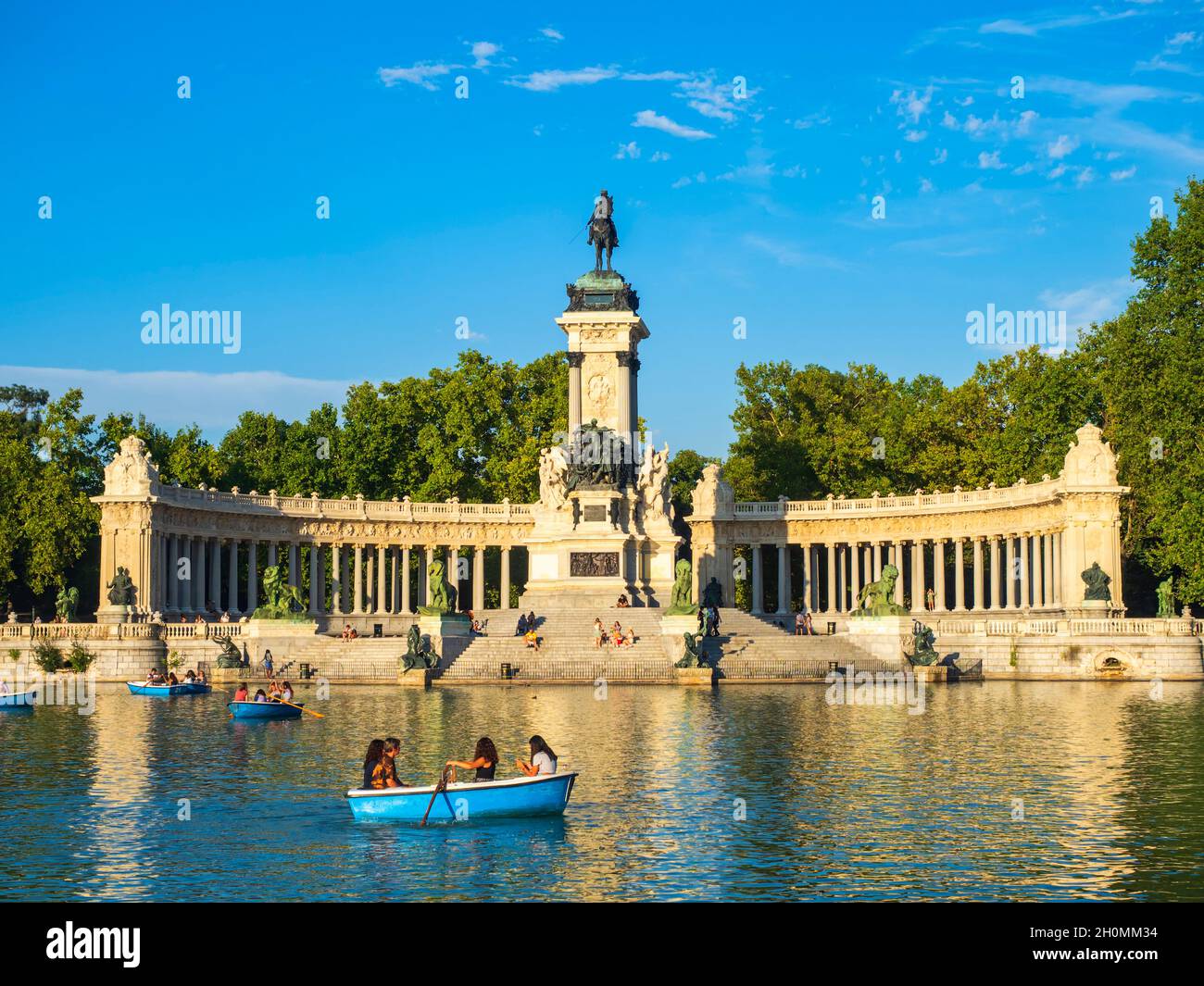 Madrid, Espagne.08/04/2021.Les gens de tous âges s'amusent à faire du bateau avec les canards à l'étang du parc Buen Retiro de Madrid. Banque D'Images