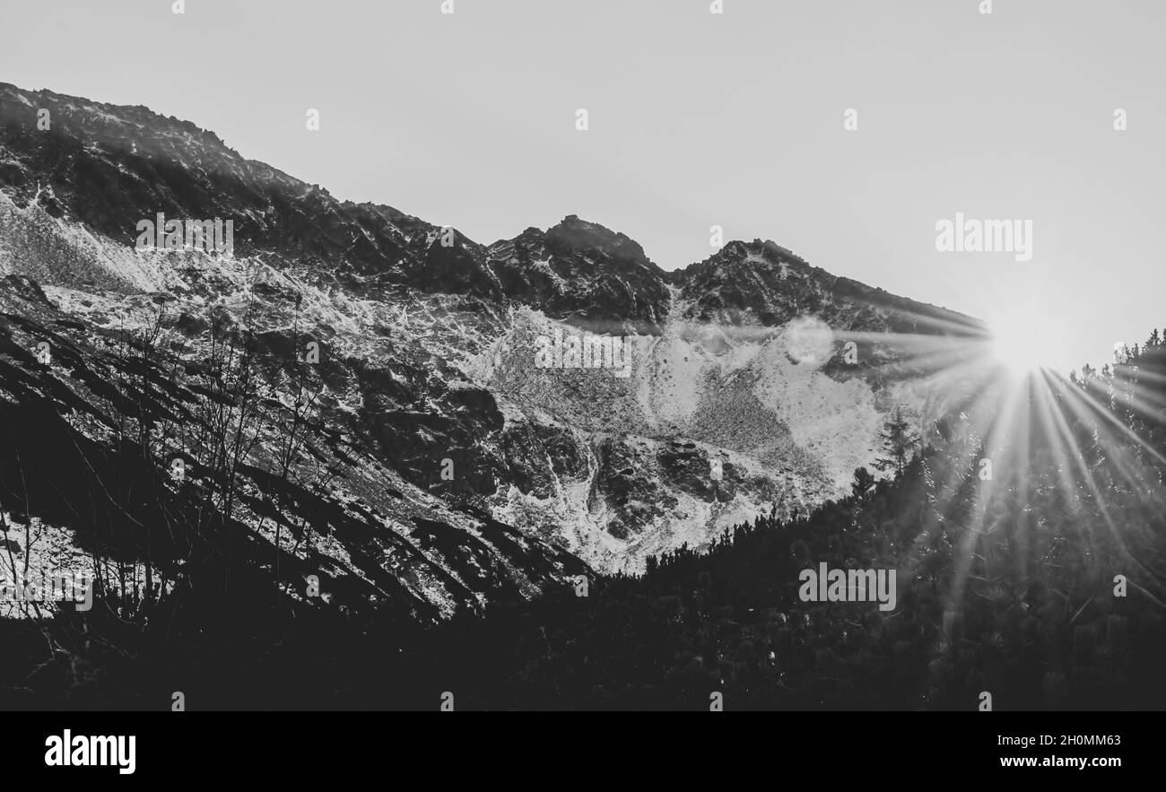 Vue d'hiver sur la vallée des cinq lacs, ou Dolina Pieciu Stawow dans les montagnes Tatra, en Pologne Banque D'Images