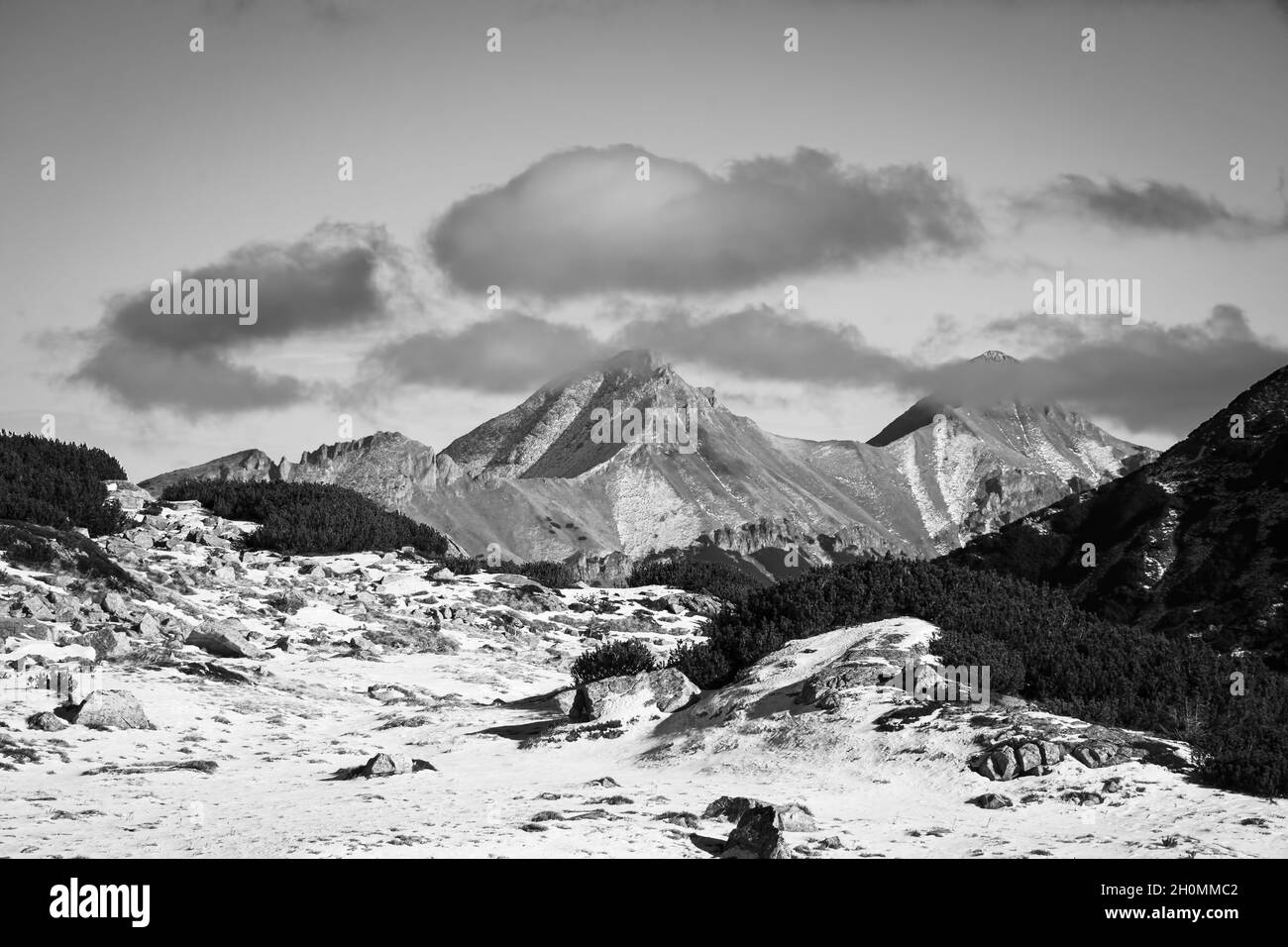 Vue d'hiver sur la vallée des cinq lacs, ou Dolina Pieciu Stawow dans les montagnes Tatra, en Pologne Banque D'Images