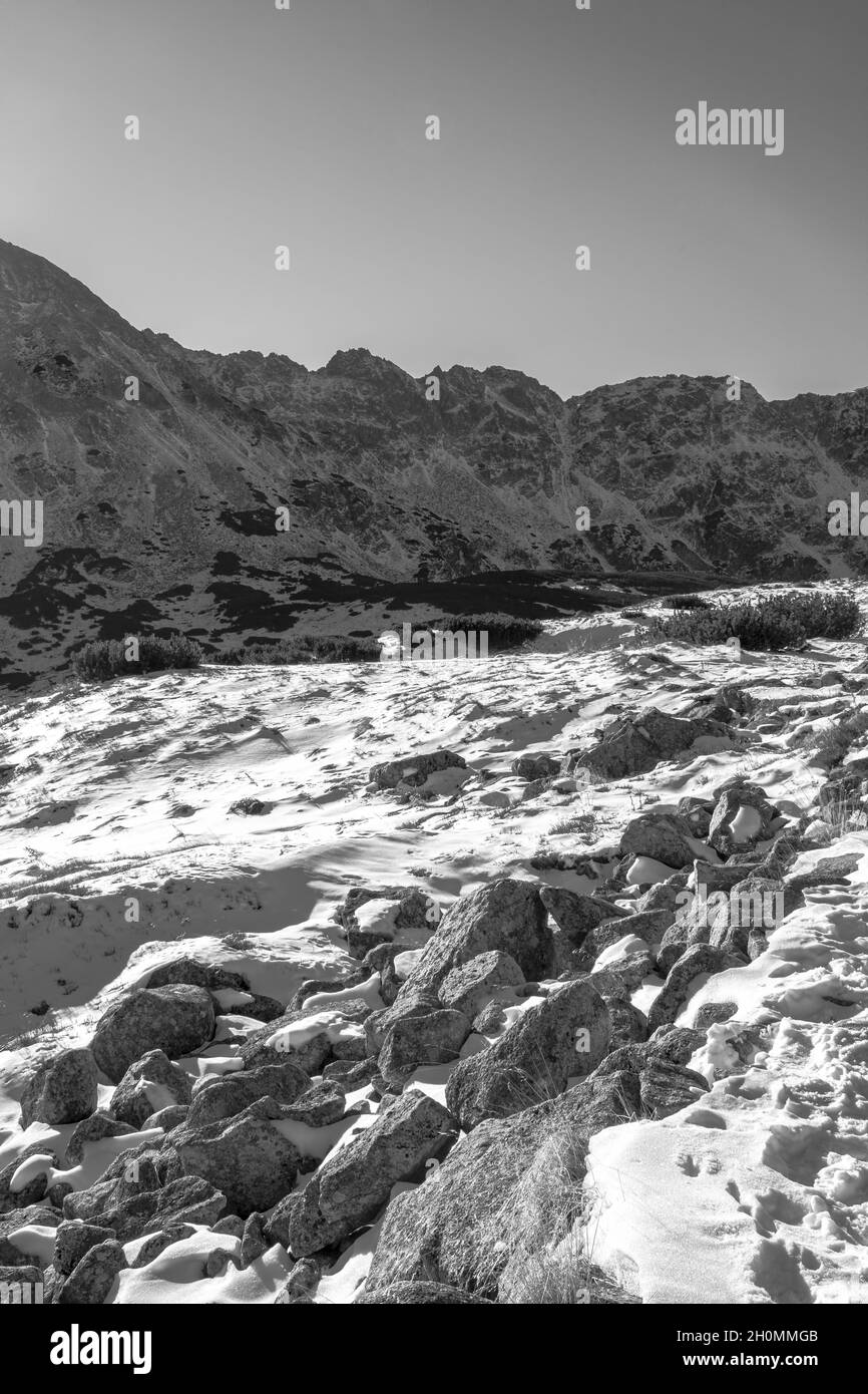 Vue d'hiver sur la vallée des cinq lacs, ou Dolina Pieciu Stawow dans les montagnes Tatra, en Pologne Banque D'Images