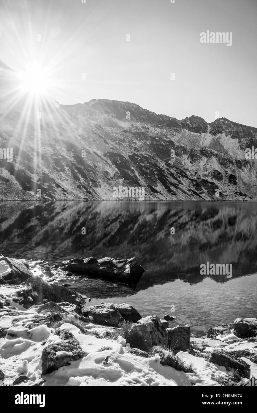 Vue d'hiver sur la vallée des cinq lacs, ou Dolina Pieciu Stawow dans les montagnes Tatra, en Pologne Banque D'Images