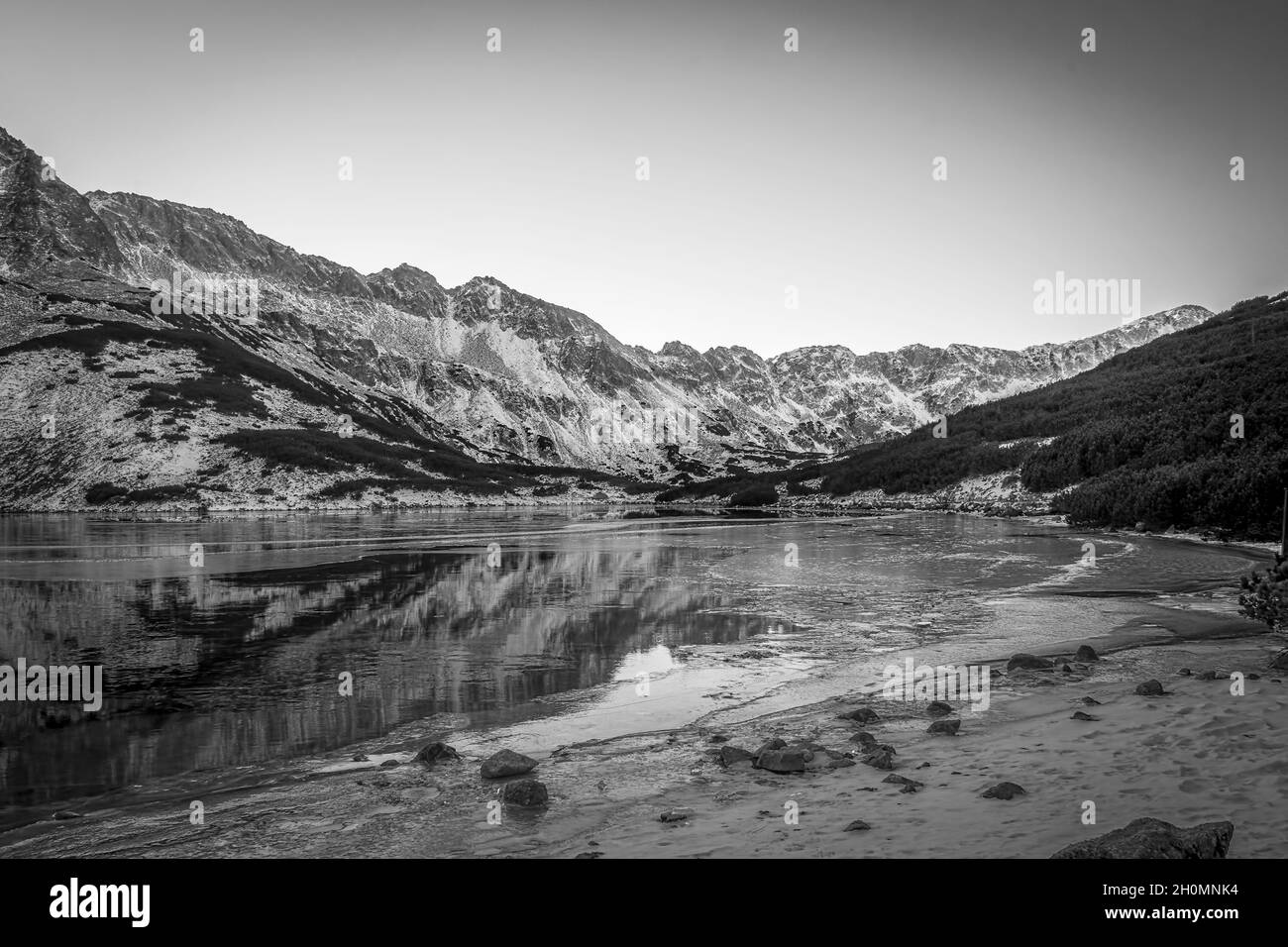 Vue d'hiver sur la vallée des cinq lacs, ou Dolina Pieciu Stawow dans les montagnes Tatra, en Pologne Banque D'Images