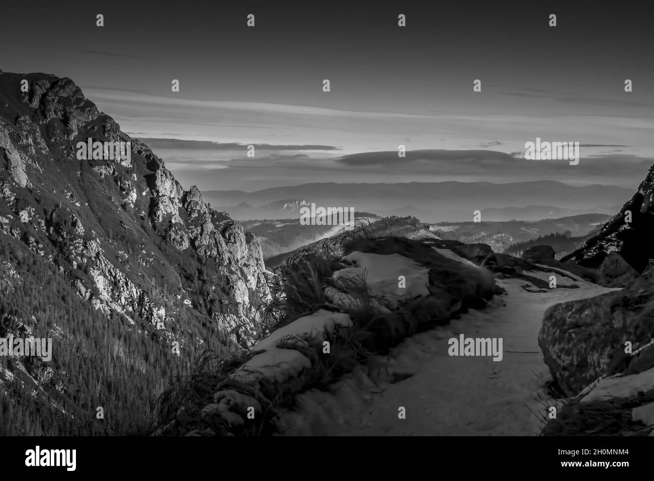 Vue d'hiver sur la vallée des cinq lacs, ou Dolina Pieciu Stawow dans les montagnes Tatra, en Pologne Banque D'Images