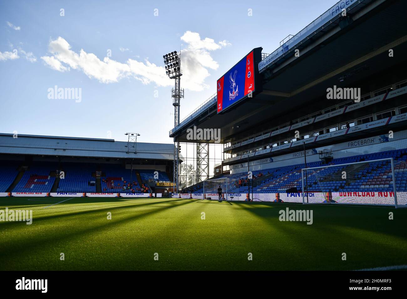 Soirée ensoleillée au match de la Premier League entre Crystal Palace et Brighton & Hove Albion à Selhurst Park, Londres, Royaume-Uni - 27 septembre 2021 - usage éditorial uniquement.Pas de merchandising.Pour les images de football, les restrictions FA et Premier League s'appliquent inc. Aucune utilisation Internet/mobile sans licence FAPL - pour plus de détails, contactez football Dataco Banque D'Images