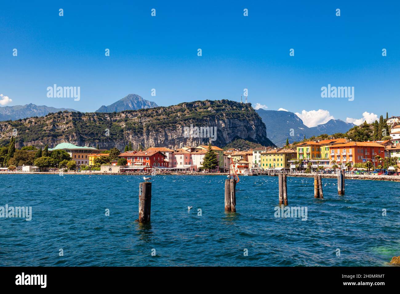 Maisons colorées de la station balnéaire de Torbole, sur la rive nord du lac de Garde, dans le nord de l'Italie Banque D'Images