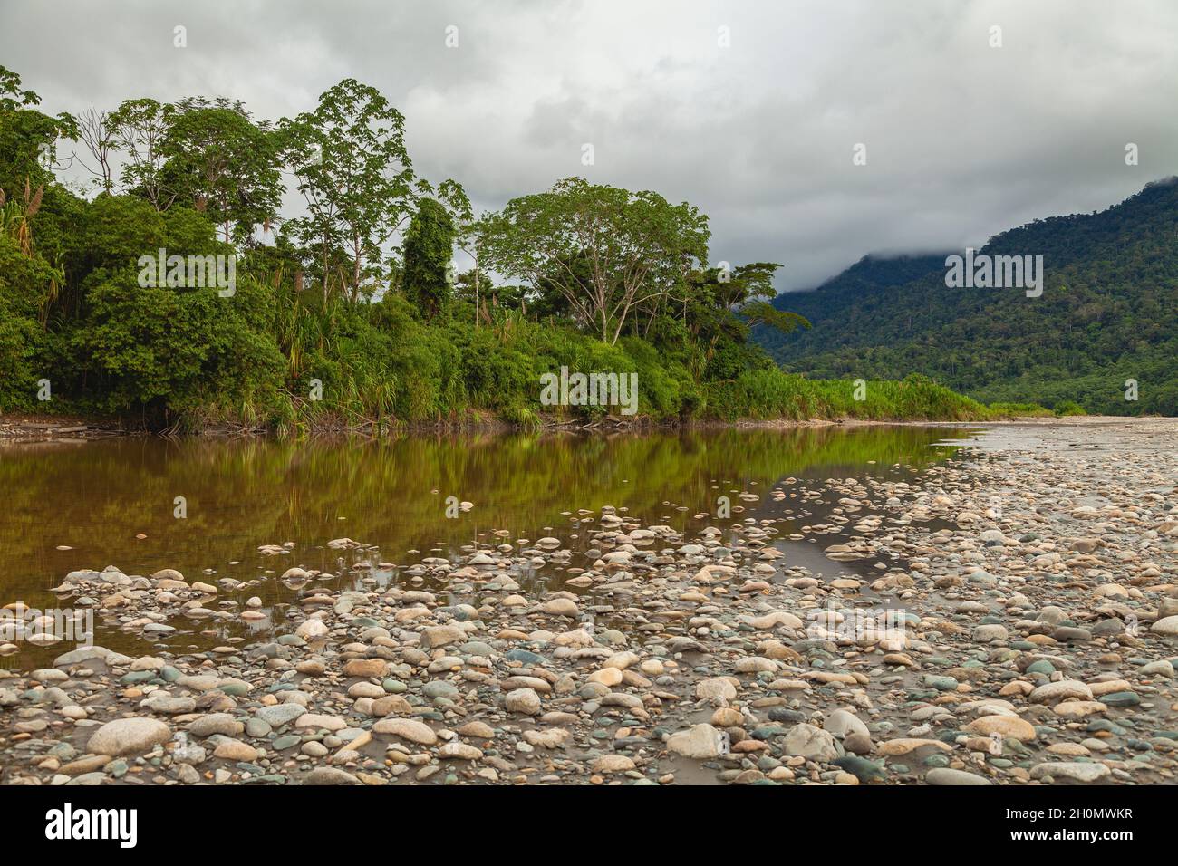 Paysage impressionnant des montagnes, et les forêts tropicales amazoniennes, sur les rives de la rivière Madre de Dios, dans le parc national de Manu Banque D'Images