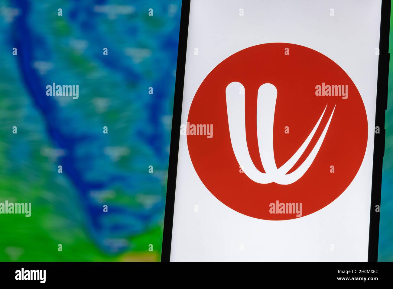 Windy est un service interactif de prévisions météorologiques dans le monde entier.Logo venteux sur l'écran du smartphone.Sur le fond des prévisions météorologiques au-dessus de l'Inde. Banque D'Images