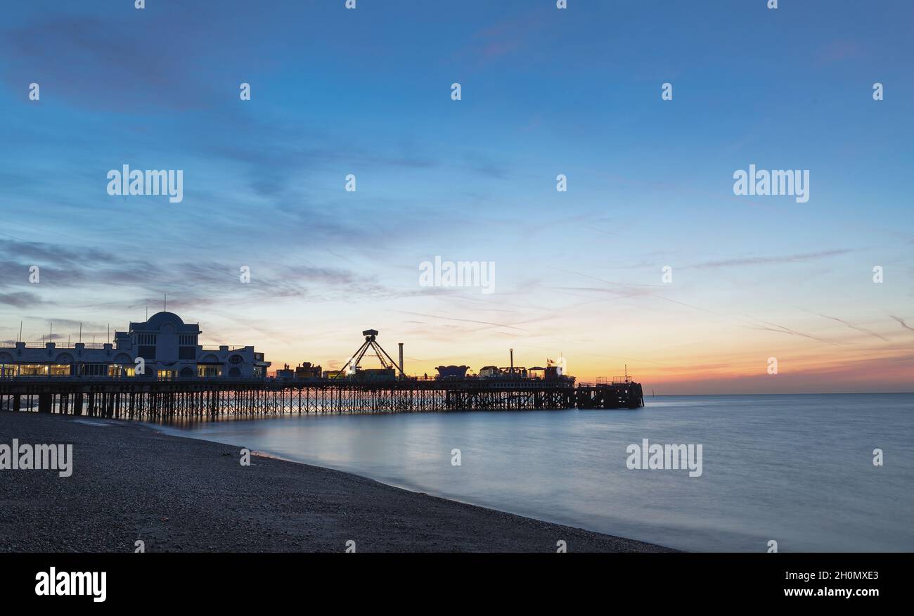 South Parade Pier sur Southsea Beach au lever du soleil avec une marée basse et un ciel bleu Banque D'Images