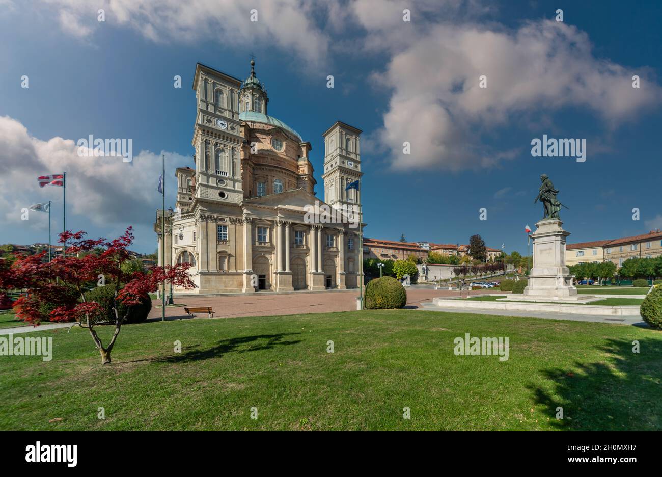 Vicoforte, Cuneo, Piémont, Italie - 13 octobre 2021 : Sanctuaire de la Nativité de Marie avec le plus grand dôme elliptique au monde Banque D'Images
