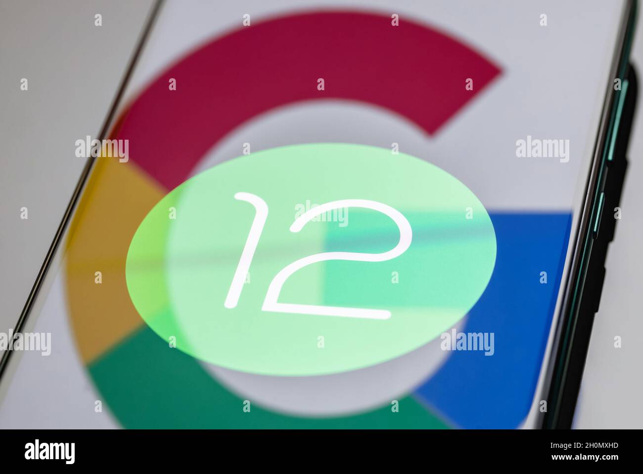 Android est un système d'exploitation mobile.La douzième version du système d'exploitation Android développé par Google.Logo Android 12 sur l'écran du smartphone. Banque D'Images