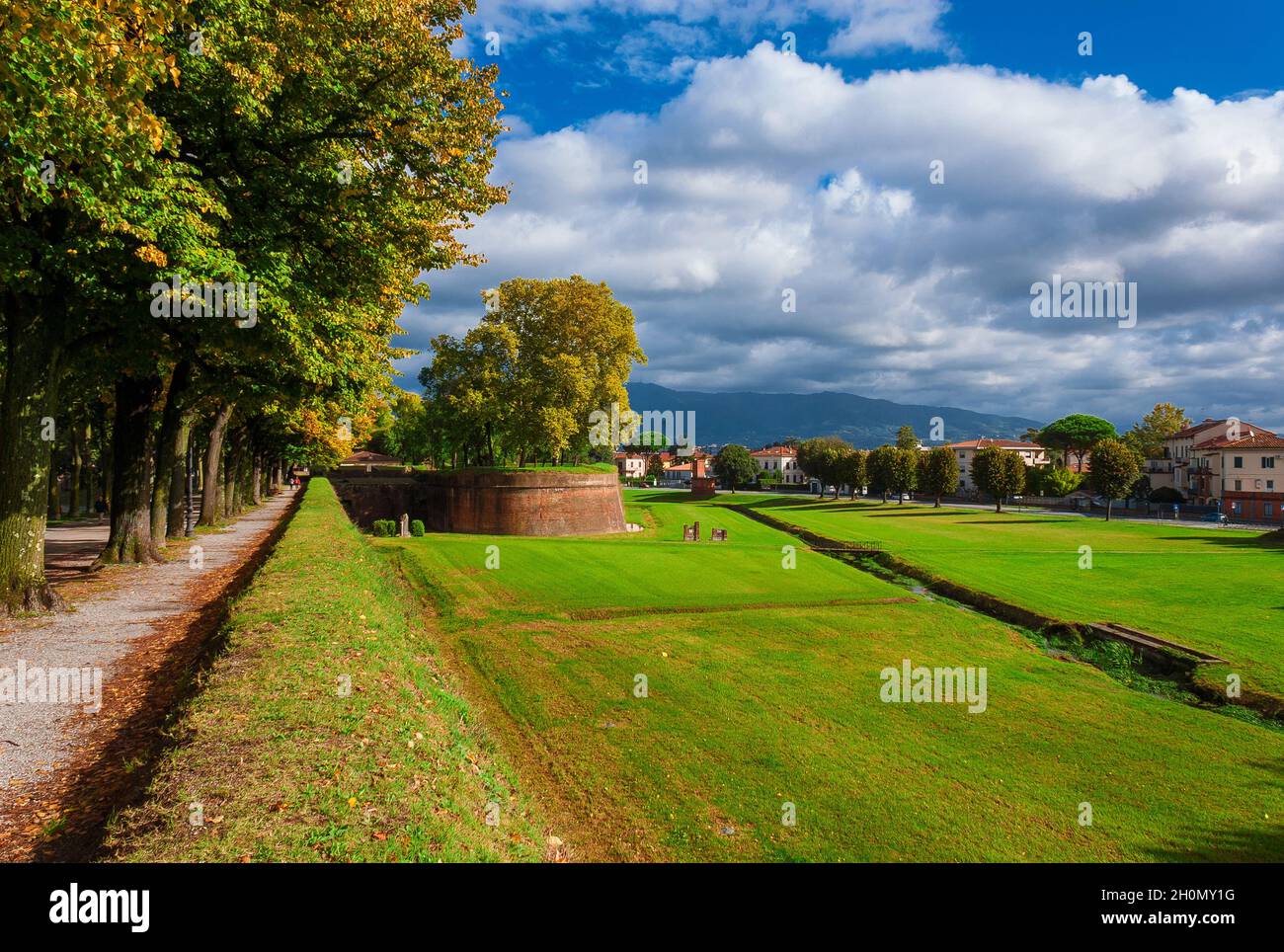 Voyager en Toscane.Les murs de Lucques parc public avec le rempart de St Salvador Banque D'Images