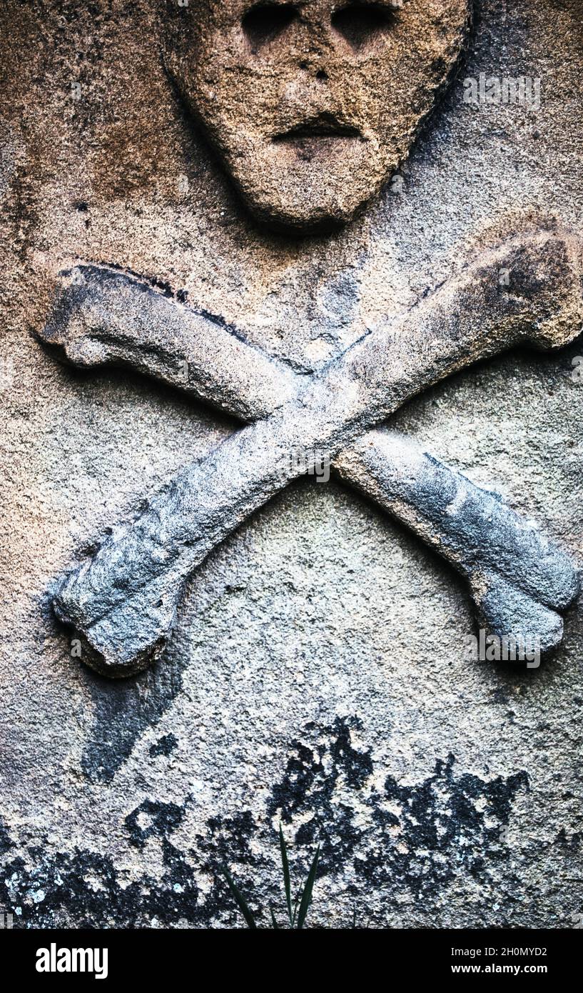 Crâne et croisos sur la tombe dans le cimetière Saint-Laurent du village de peste d'Eyam, Peak District, Derbyshire, Angleterre Banque D'Images