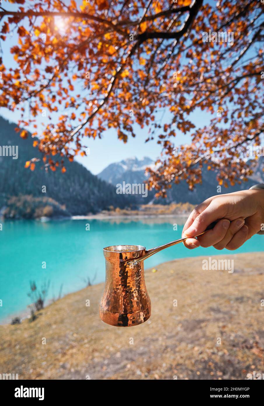 Cuivre Cézve pour le café en automne camping lac dans les montagnes.Préparation du café concept extérieur Banque D'Images