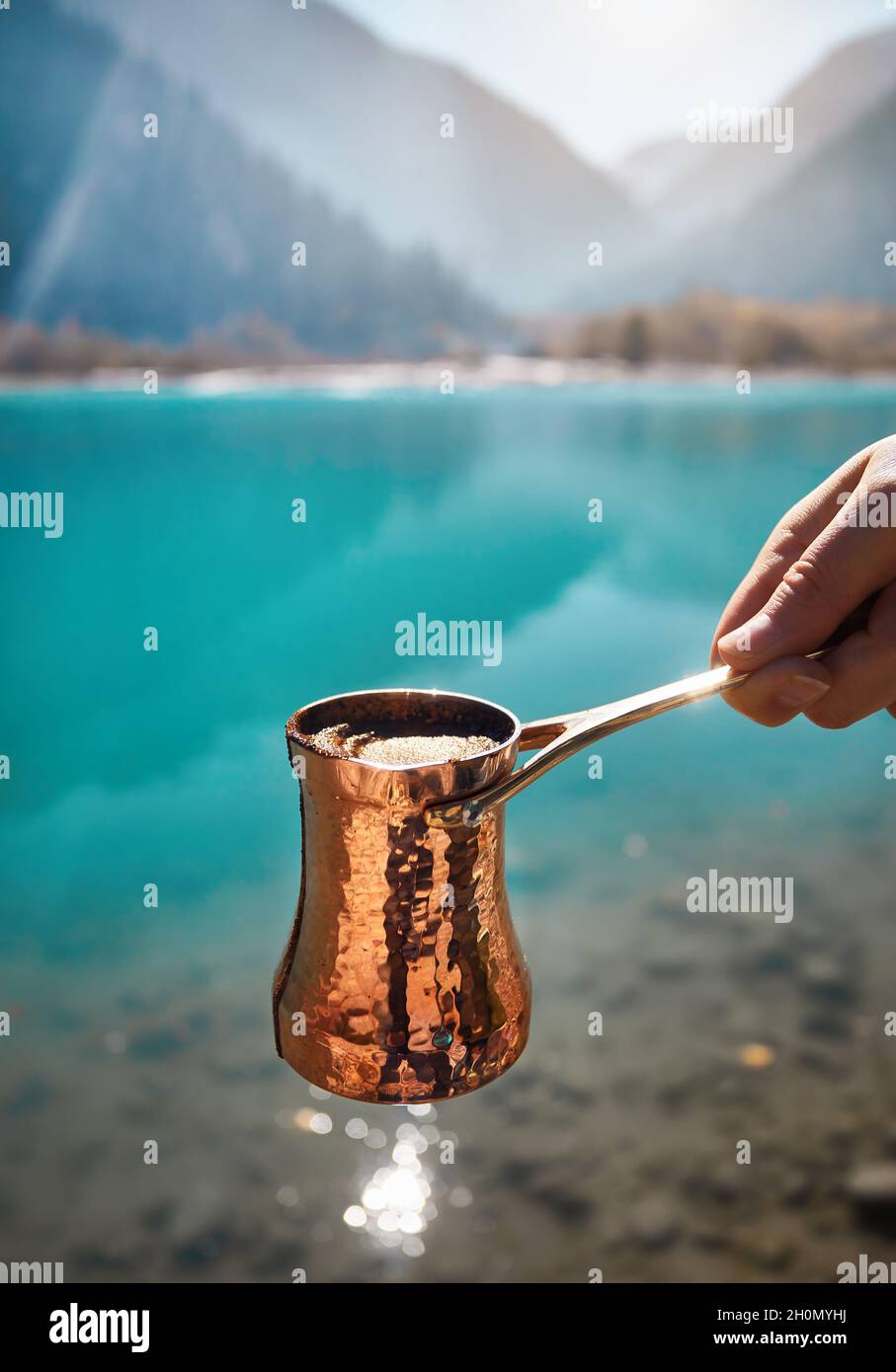 Cuivre Cézve pour le café en automne camping lac dans les montagnes.Préparation du café concept extérieur Banque D'Images