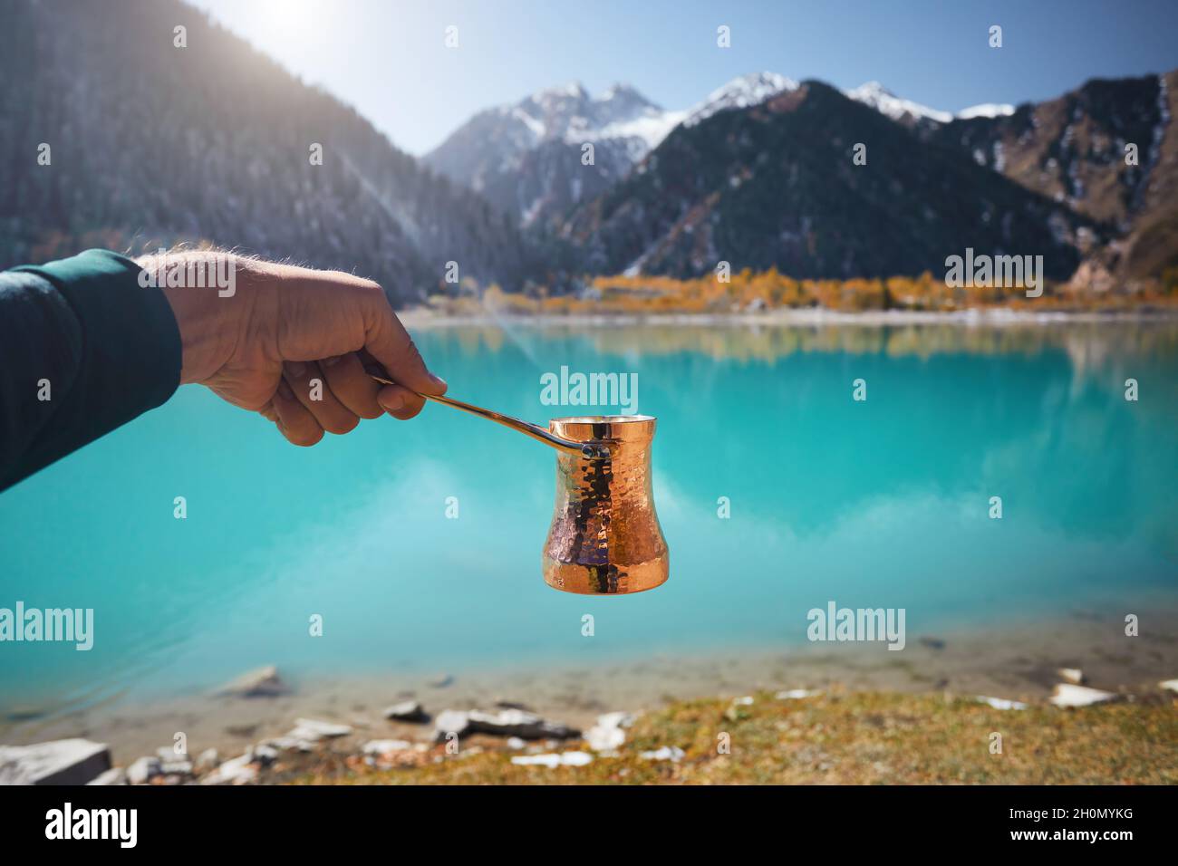 Cuivre Cézve pour le café en automne camping lac dans les montagnes.Préparation du café concept extérieur Banque D'Images