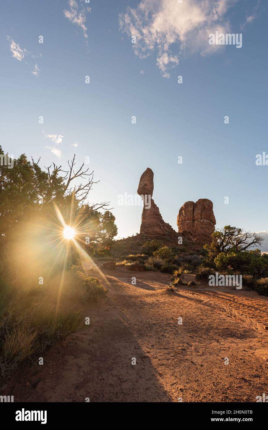 Paysage au lever du soleil à Balancing Rock, parc national d'Arches, Utah, sud-ouest américain Banque D'Images