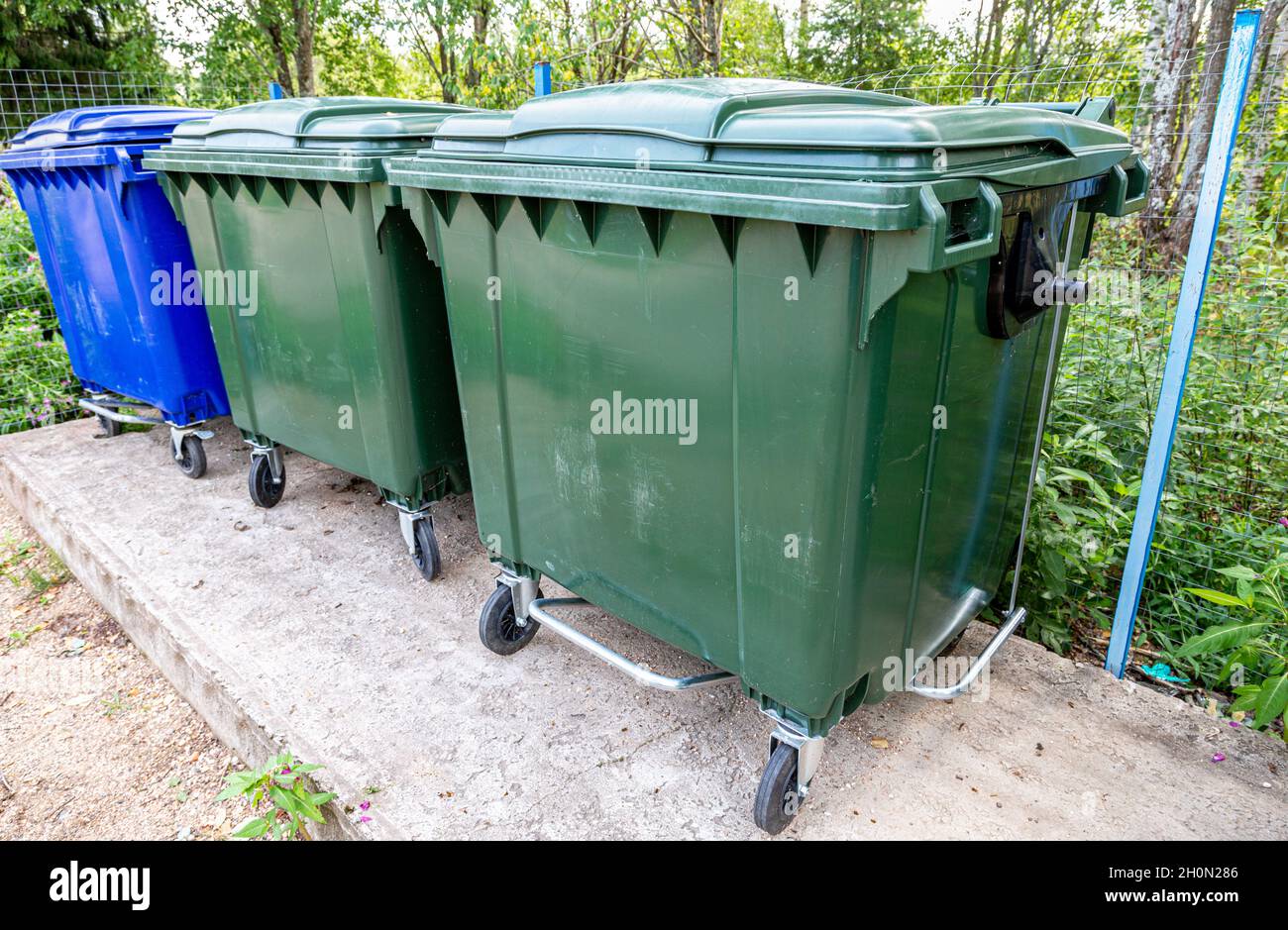 Poubelles en plastique à l'extérieur par beau temps Banque D'Images
