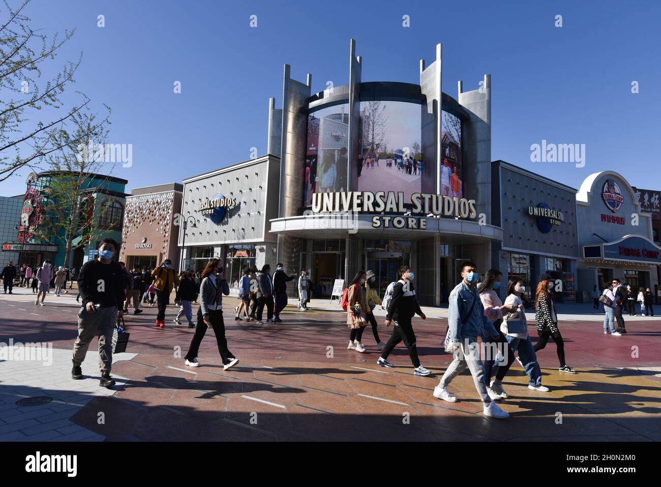 Pékin, Chine.11 octobre 2021.Les touristes portant des masques de visage marchent devant la boutique Beijing Universal Studios.Selon les nétizens, le projet de montagnes russes dans le parc d'attractions de la station universelle de Pékin a soudainement éclaté pendant l'opération, ce qui a entraîné une escale des touristes restant dans les airs pendant environ 10 minutes.Enfin, les touristes évacués par l'échelle de feu avec l'aide du personnel.(Photo de Sheldon Cooper/SOPA Images/Sipa USA) crédit: SIPA USA/Alay Live News Banque D'Images