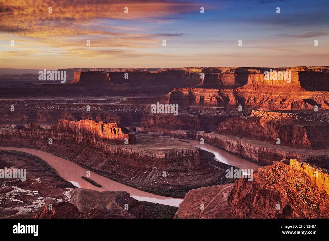 Colorful sunrise à Dead Horse Point, Colorado, Utah, USA Banque D'Images