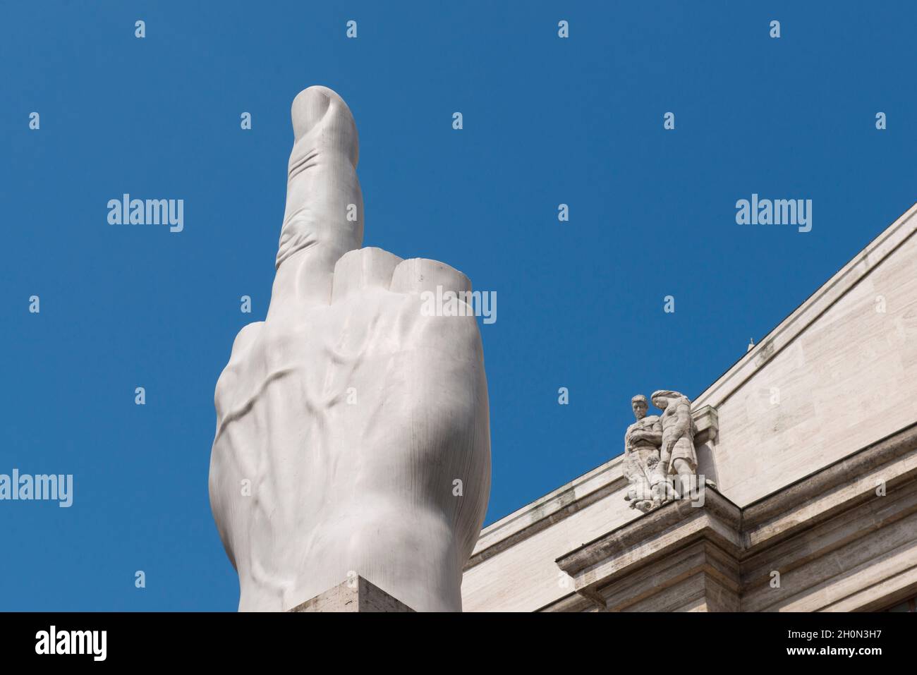ITALIE.LOMBARDIE.MILAN.LA SCULPTURE « L.O.V.E. »(OEUVRE DE MAURIZIO CATTELAN) DEVANT LE PALAIS DE L'ÉCHANGE, PIAZZA (PLACE) DEGLI AFFARI Banque D'Images