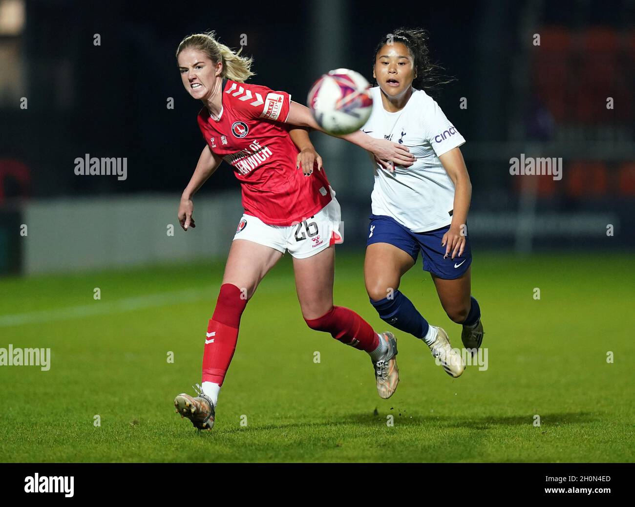 L'Asmita Ale de Tottenham Hotspur (à droite) combat avec le lois Heuchan de Charlton Athletic (à gauche) lors du match du groupe C de la coupe de ligue des femmes FA au stade Hive, à Londres.Date de la photo: Mercredi 13 octobre 2021. Banque D'Images