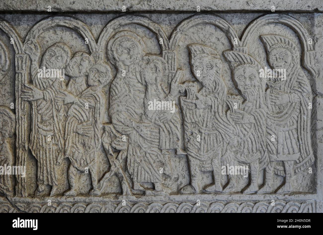 Dalles d'écran de l'église Saint-Nediljica à Zadar, XIe siècle (copie).Croatie.Détails.Marie, assise sur une chaise pliante, ayant Jésus sur son kne Banque D'Images