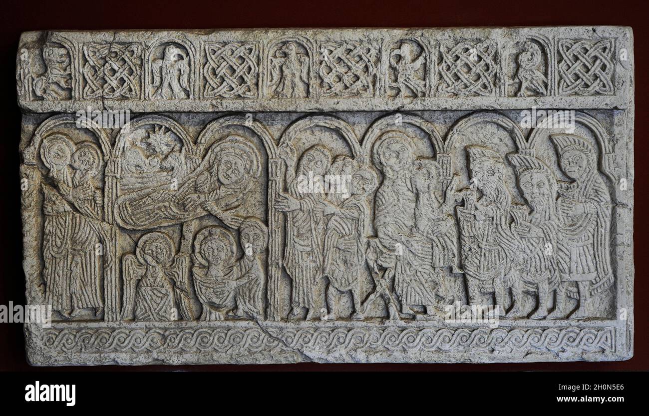Dalles d'écran de l'église Saint-Nediljica à Zadar, XIe siècle (copie).Croatie.A gauche : les Shepherds regardent le 'premier bain' (sous l'étoile de Bethl Banque D'Images