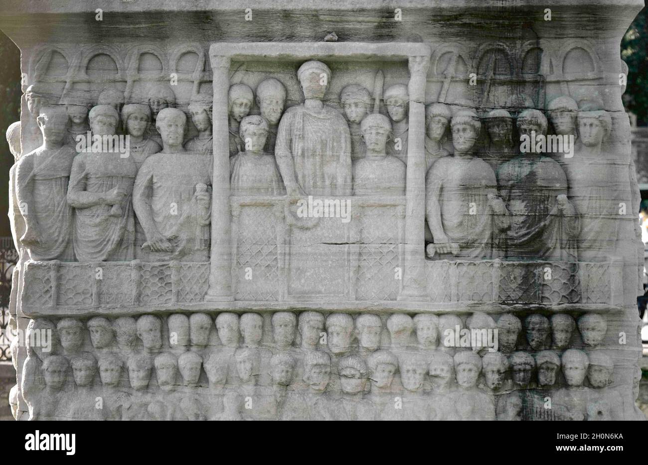 Obélisque de l'empereur romain Théodosius.4e siècle AD. Détail du socle. Theodosius I offre des lauriers de la victoire. Hippodrome de Constantinople. ISTA Banque D'Images