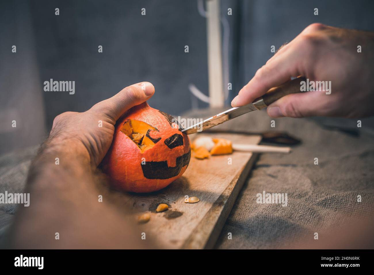 Préparer pour Halloween faire des décorations de citrouille - mug drôle Banque D'Images