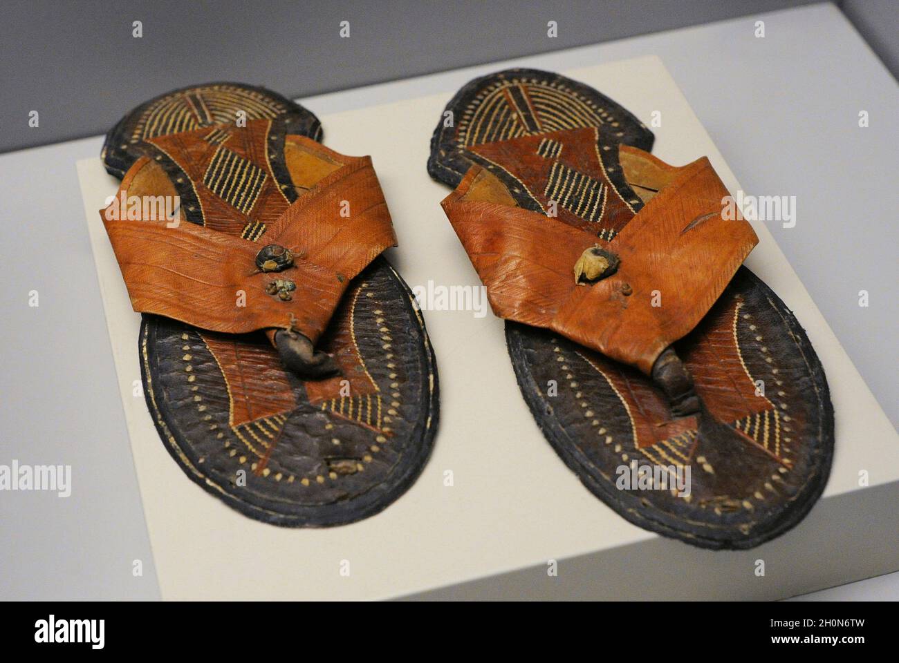 Paire de sandales. Fabriqué en cuir. 19e siècle. Le Maroc, l'Afrique du Nord. Musée de l'Amérique. Madrid, Espagne. Banque D'Images