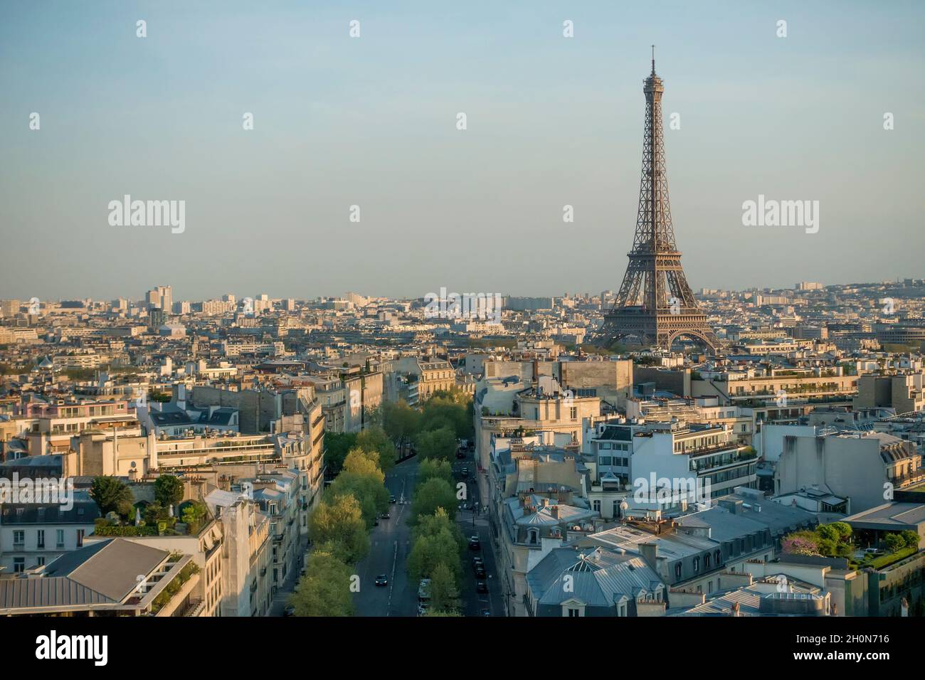 Paris, la rue France, les toits et la Tour Eiffel Banque D'Images