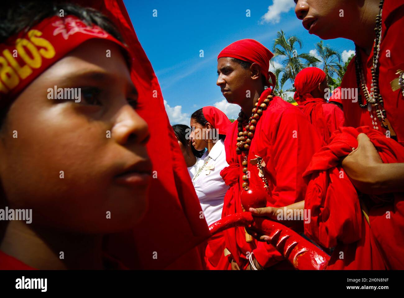 Les diables dansants de Yare, ou Diablos Danzantes del Yare, est un festival religieux célébré à San Francisco de Yare, État de Miranda, Venezuela, le jour de Corpus Christi.Ce jour-là, une danse rituelle est réalisée par les 'Dieux Dancing', qui portent des vêtements colorés (généralement tous rouges), des couches de tissu strié, des masques d'apparence grotesque et aussi des accessoires comme des croix, des scapulaires, des rosaires et d'autres amulettes.La célébration dure jusqu'à la fin de l'après-midi quand les cloches de l'église sonnent, signifiant le triomphe du bien sur le mal pour une année de plus.Venezuela.11 juin 2009. Banque D'Images