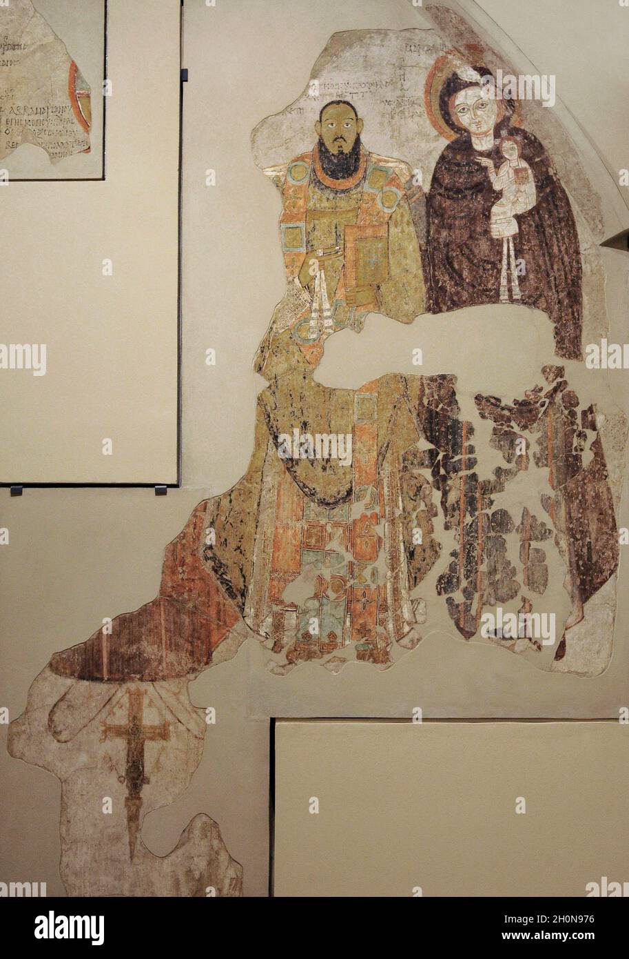 Fresque représentant l'évêque Marianos de Pakhoras, la Vierge Marie et l'enfant, le Christ (fragment) et Saint Melas (fragment).1005-1039.Chapelle sud de Faras Banque D'Images