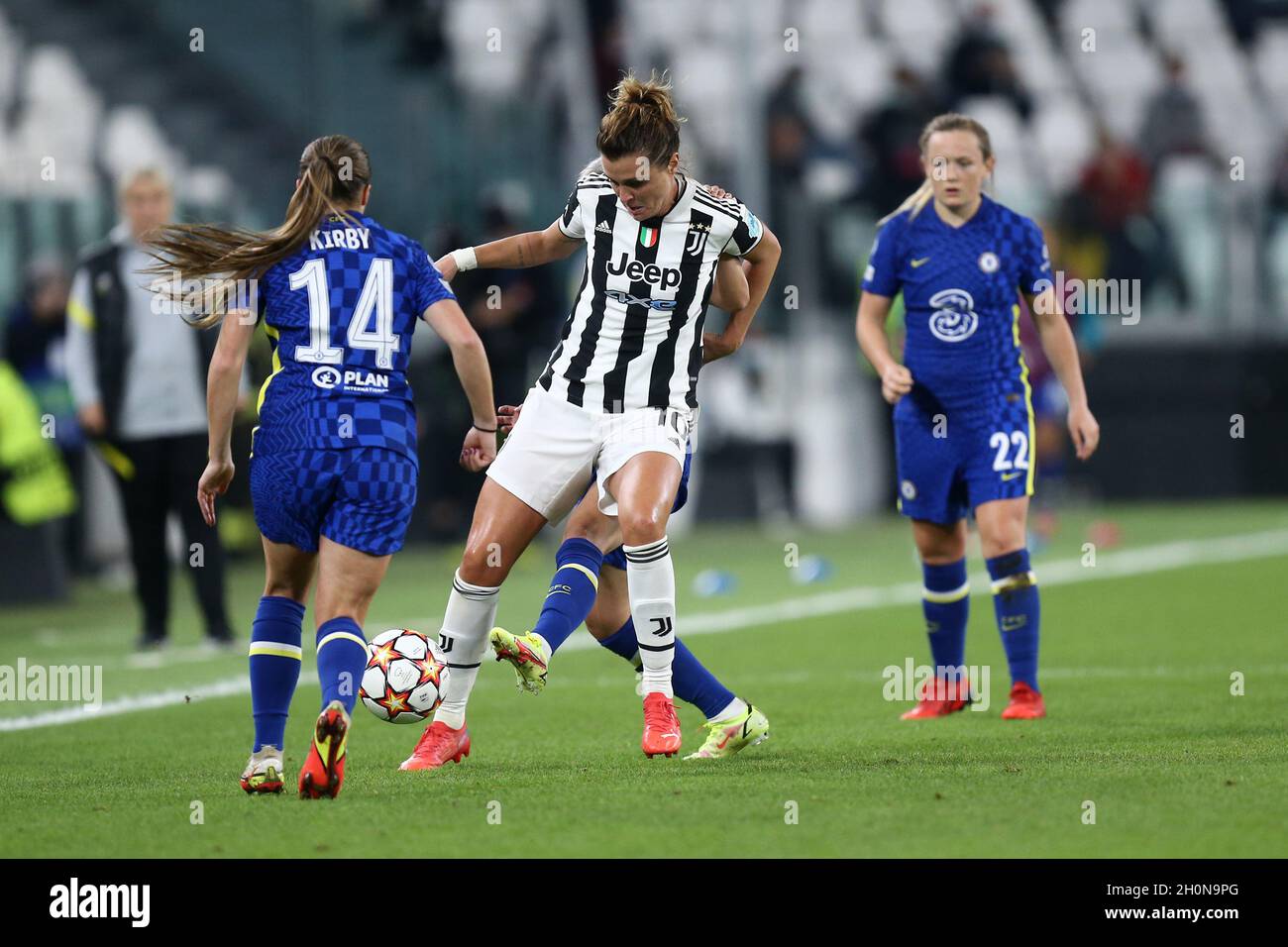 Turin, Italie .Le 13 octobre 2021, Cristiana Girelli, de Juventus FC Women, contrôle le ballon lors du groupe de la Ligue des champions de l'UEFA Un match entre Juventus FC Women et Chelsea FC Women au stade Allianz le 13 octobre 2021 à Turin, Italie . Banque D'Images