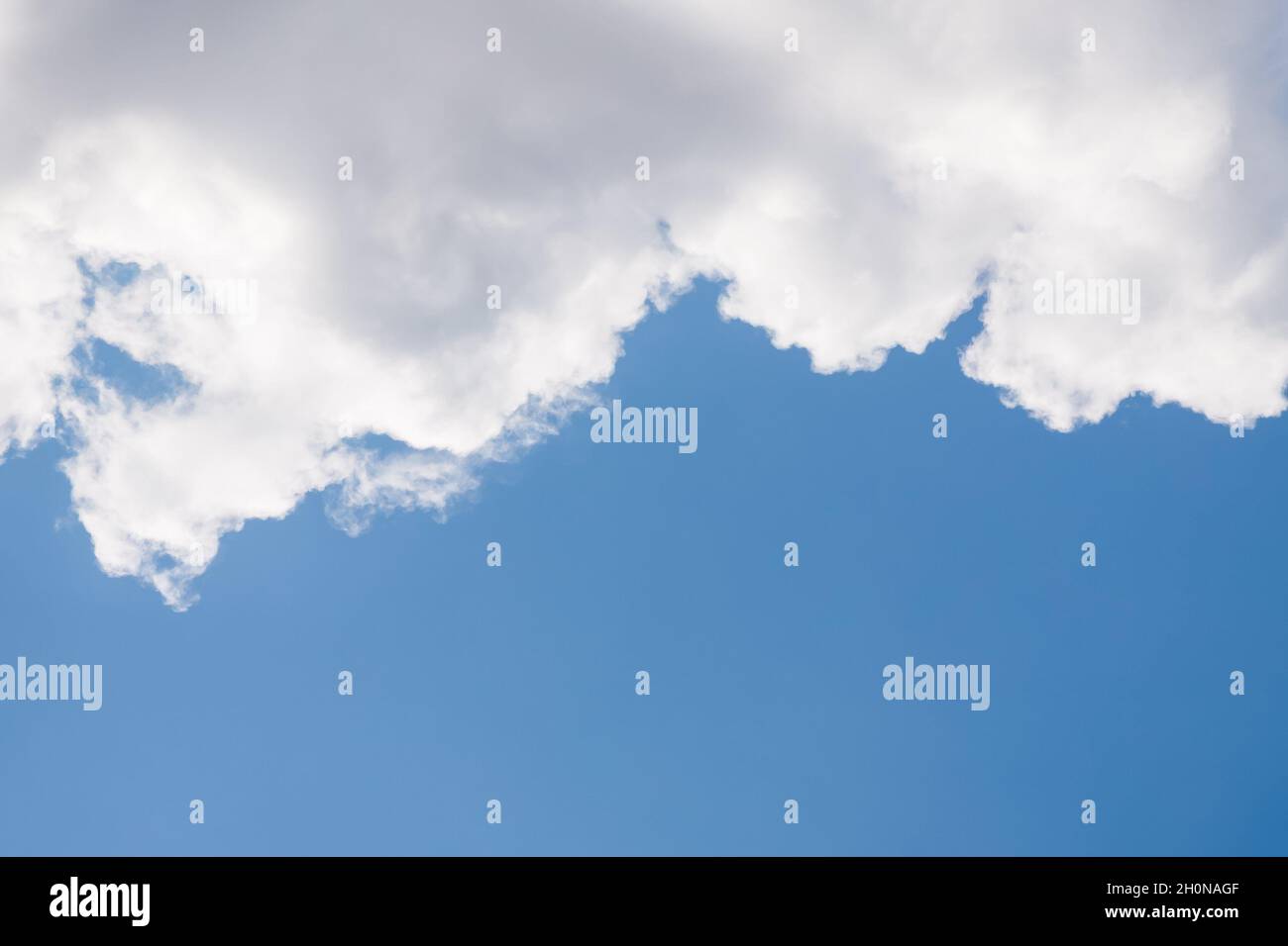 Grands nuages blancs sur ciel bleu clair, espace de copie Banque D'Images