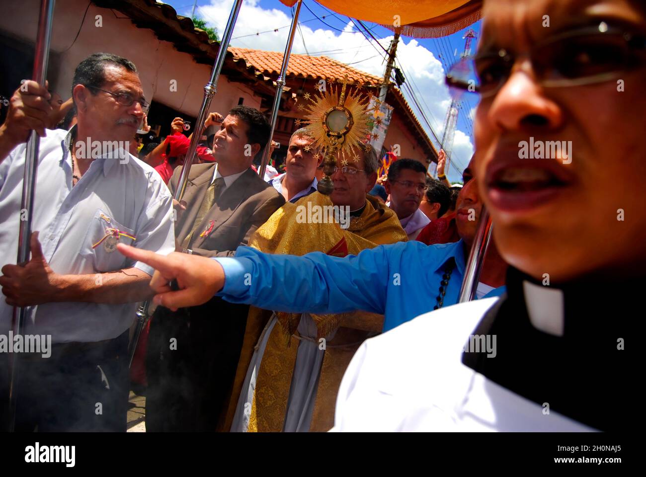 LES DIABLES DANSANTS DE YARE..les diables dansants de Yare est un festival religieux qui se tient dans la ville de San Francisco de Yare dans l'État de Miranda, au Venezuela... chaque Corpus Christi,Ou 60 jours après Pâques, les hommes de Yare vêtus de robes rouges, capes et masques de démons grotesques et dansent dans les rues au rythme des rythmes de tambour et des maracas.Ils ornent leurs costumes avec des scapulaires, des rosaires, des croix et d'autres objets religieux... après avoir dansé les diables se rassemblent dans l'église catholique historique de San Francisco et s'agenouillent en silence avant d'être bénis par un prêtre.Le pétrir symbolise le respect et leur Banque D'Images