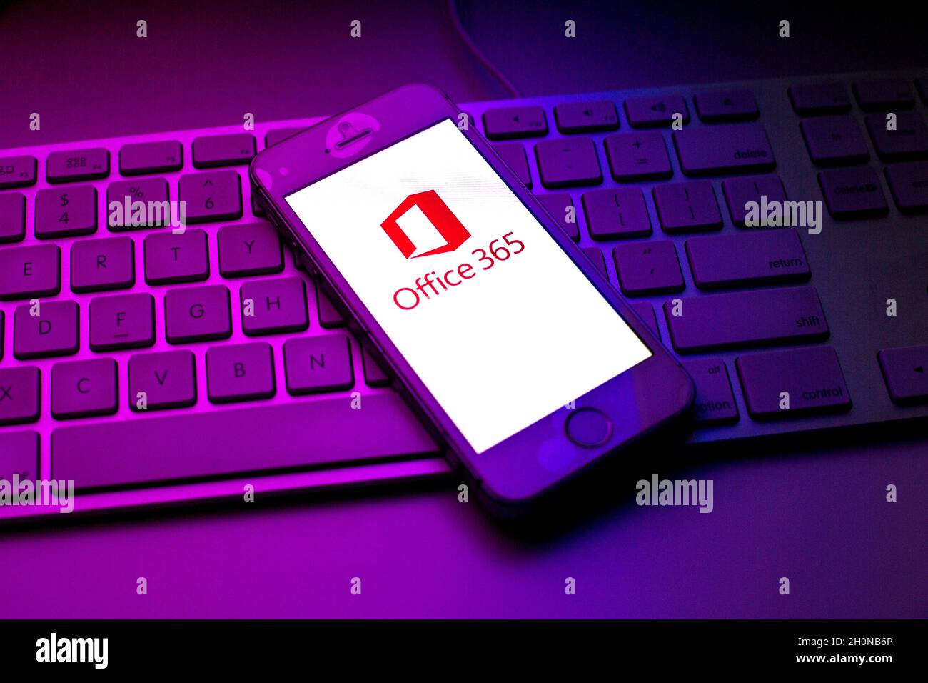 Espagne.13 octobre 2021.Sur cette photo, un logo Microsoft Office 365 apparaît sur un smartphone, au-dessus du clavier d'un ordinateur.(Photo de Thiago Prudencio/SOPA Images/Sipa USA) crédit: SIPA USA/Alay Live News Banque D'Images