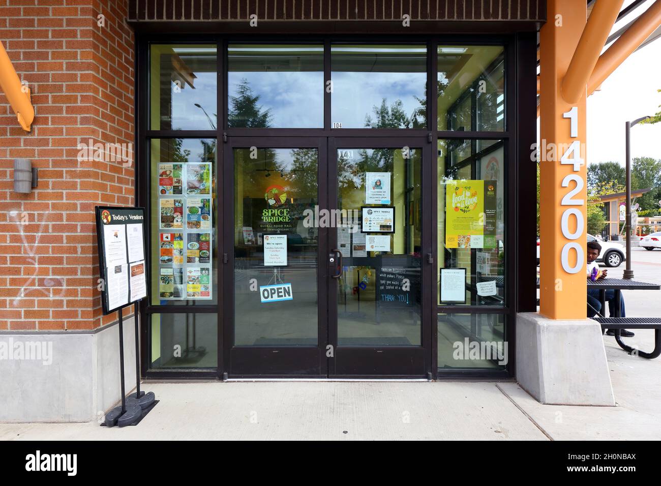 Spice Bridge, 14200 Tukwila International Blvd, Tukwila (Washington). Façade extérieure d'une salle alimentaire mondiale au village Tukwila. Banque D'Images