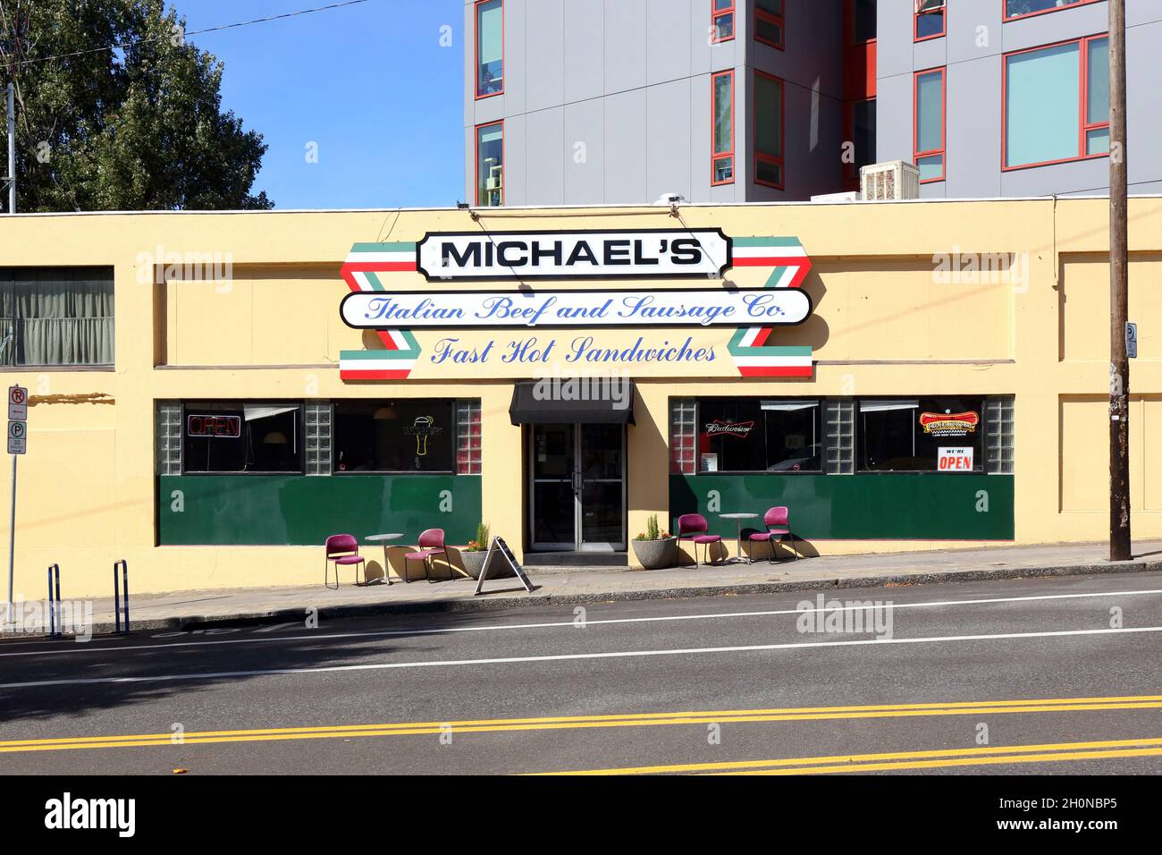 Michael's Italian Beef & Sausage Co., 1111 se Sandy Blvd, Portland, Oregon. Façade extérieure d'une boutique de sandwichs au bœuf italien de style Chicago. Banque D'Images