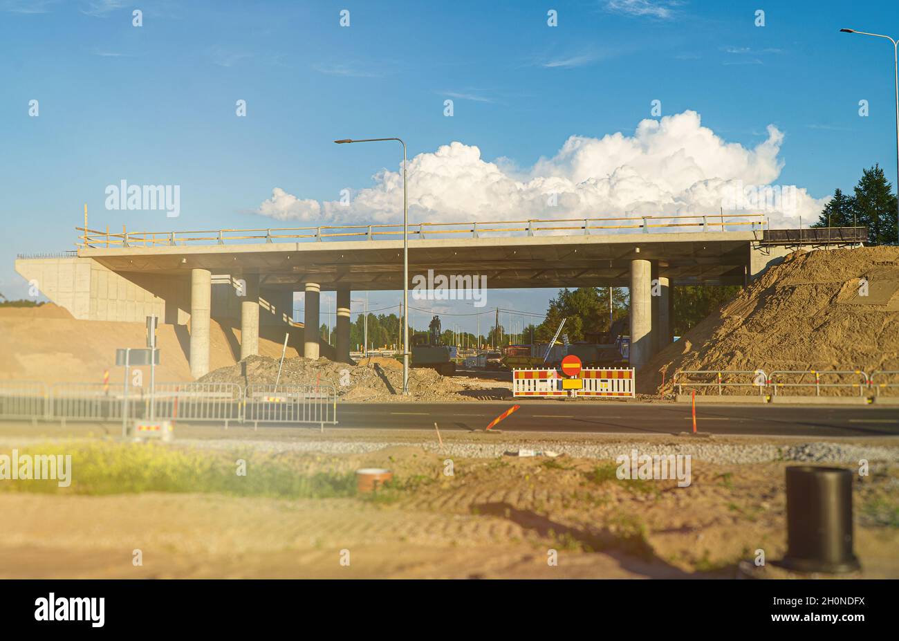 Pont de Viaduc en construction.Construction d'un carrefour routier à plusieurs niveaux. Banque D'Images