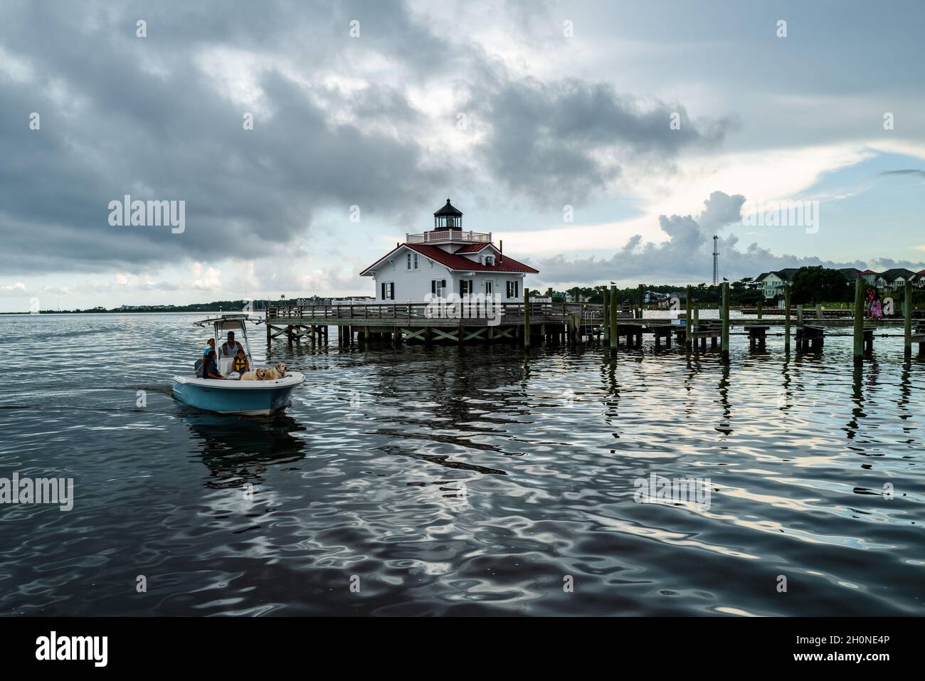 Manteo, NC, États-Unis — 15 août 2021.Photo grand angle d'un bateau passant devant les marais de Roanoke par temps orageux. Banque D'Images