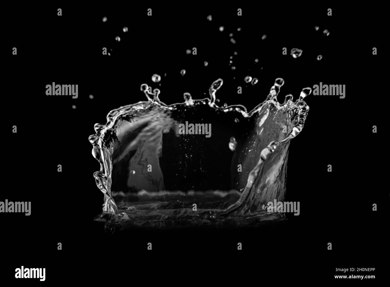 Éclaboussures d'eau isolées sur fond noir.Texture de l'eau. Banque D'Images