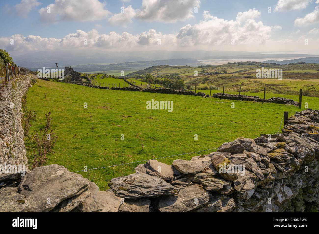 Vue vers le sud sur la côte de Cardigan Bay depuis la route à voie unique entre Cwmystradllyn et Prenteg Gwynedd, au nord du pays de Galles. Banque D'Images